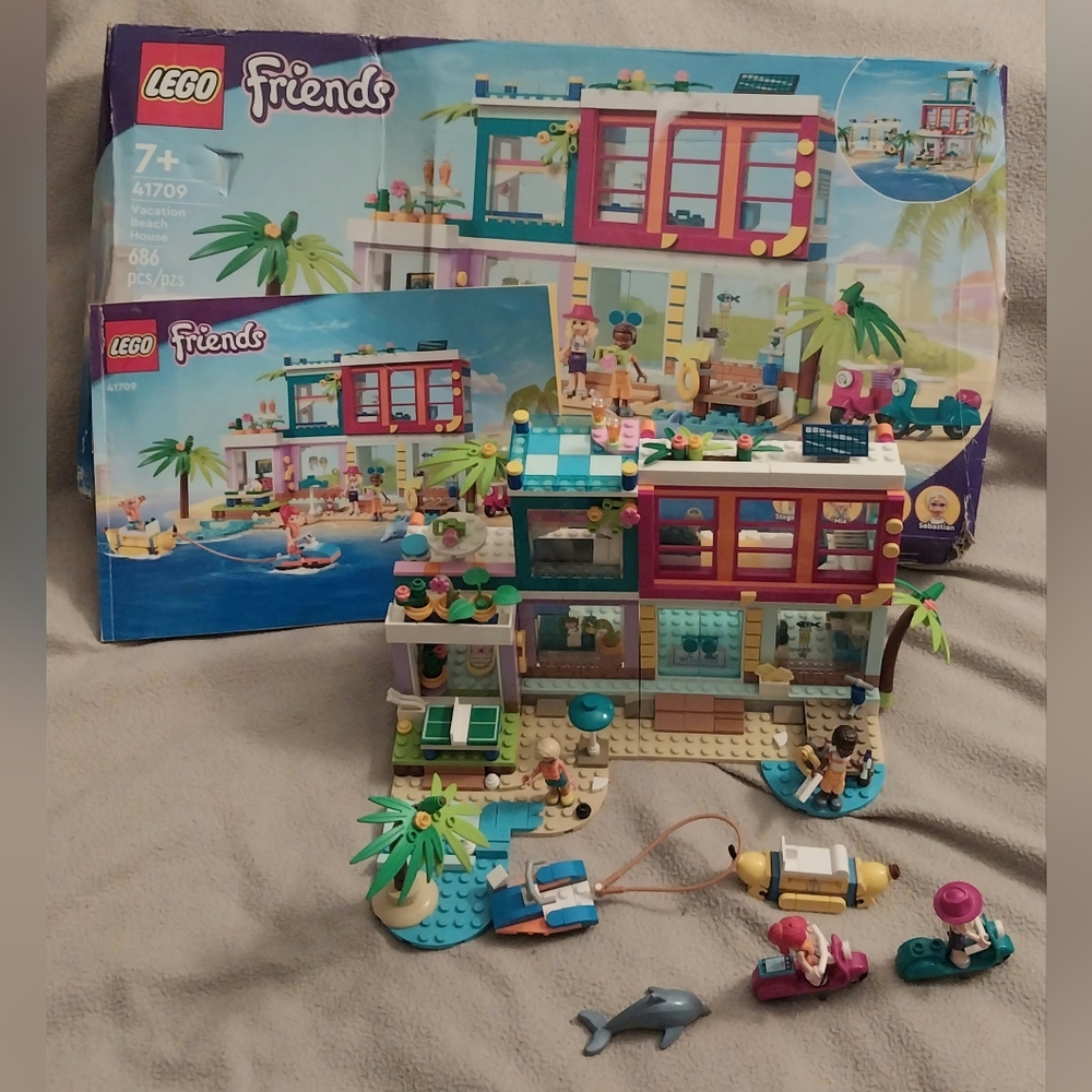 Pre Owned Lego Friends Vacation Beach House Set #41709 99% Complete w Box Manual